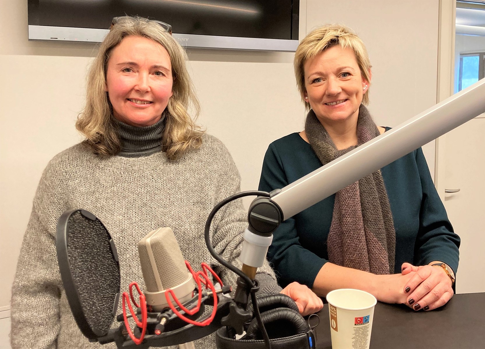 Betina Jung (tv) og Pernille Vigsø Bagge (th) fortæller i podcasten også om et dilemma fra deres eget arbejdsliv. Foto: Karen Haaning.