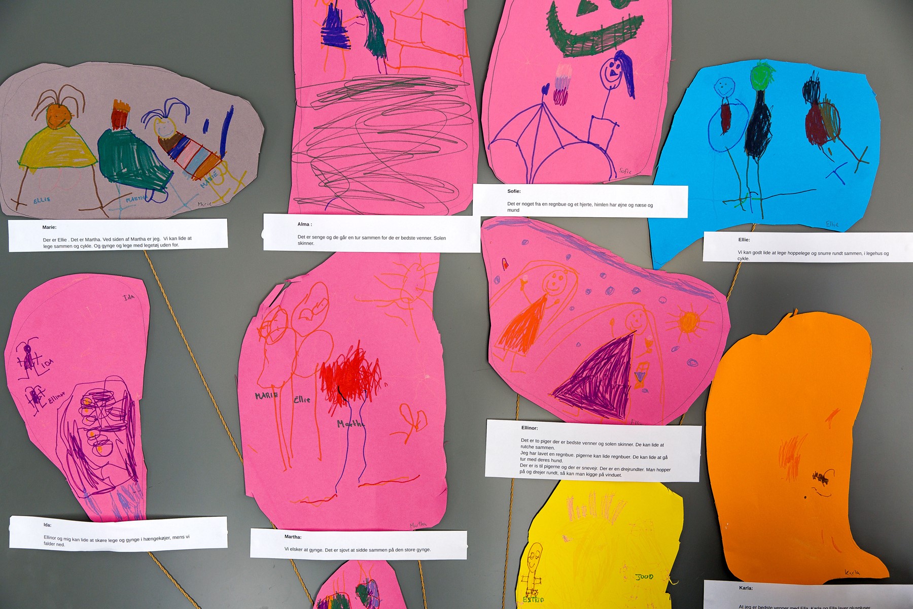 Børnene har lavet små farverige tegninger om følelser, der hænger rundt på væggene, så man hele tiden bliver mindet om dem og kan tale om dem.  Foto: Bo Lehm