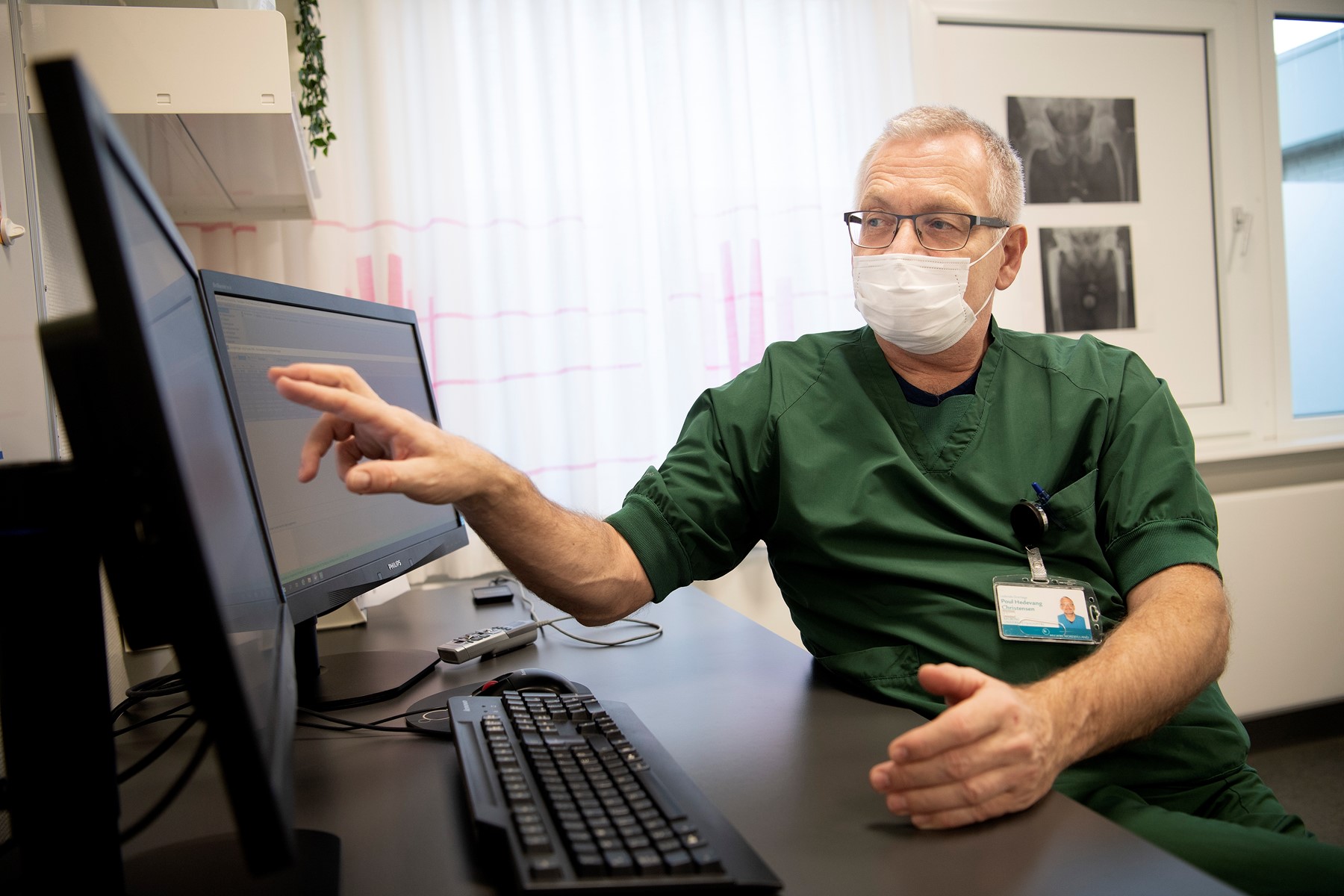 Poul Hedevang Christensen har efterhånden stor erfaring med de svære beslutninger. Men særligt som yngre læge er det rart med et system, man kan læne sig op ad. Foto: Claus Søndberg.