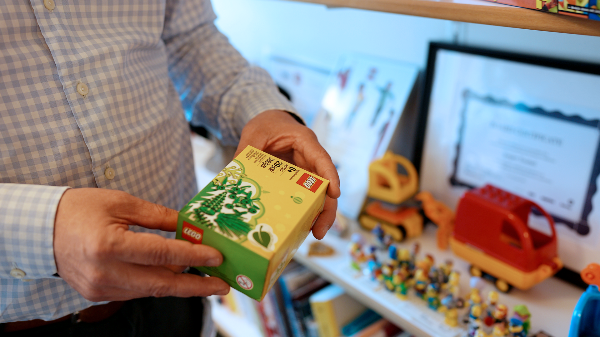 På Jesper Toubøls kontor samler han de produkter, som betyder noget særligt for ham. Her er det LEGO's første legetøj i plantebaseret plastik. Foto: Caroline Bundgaard