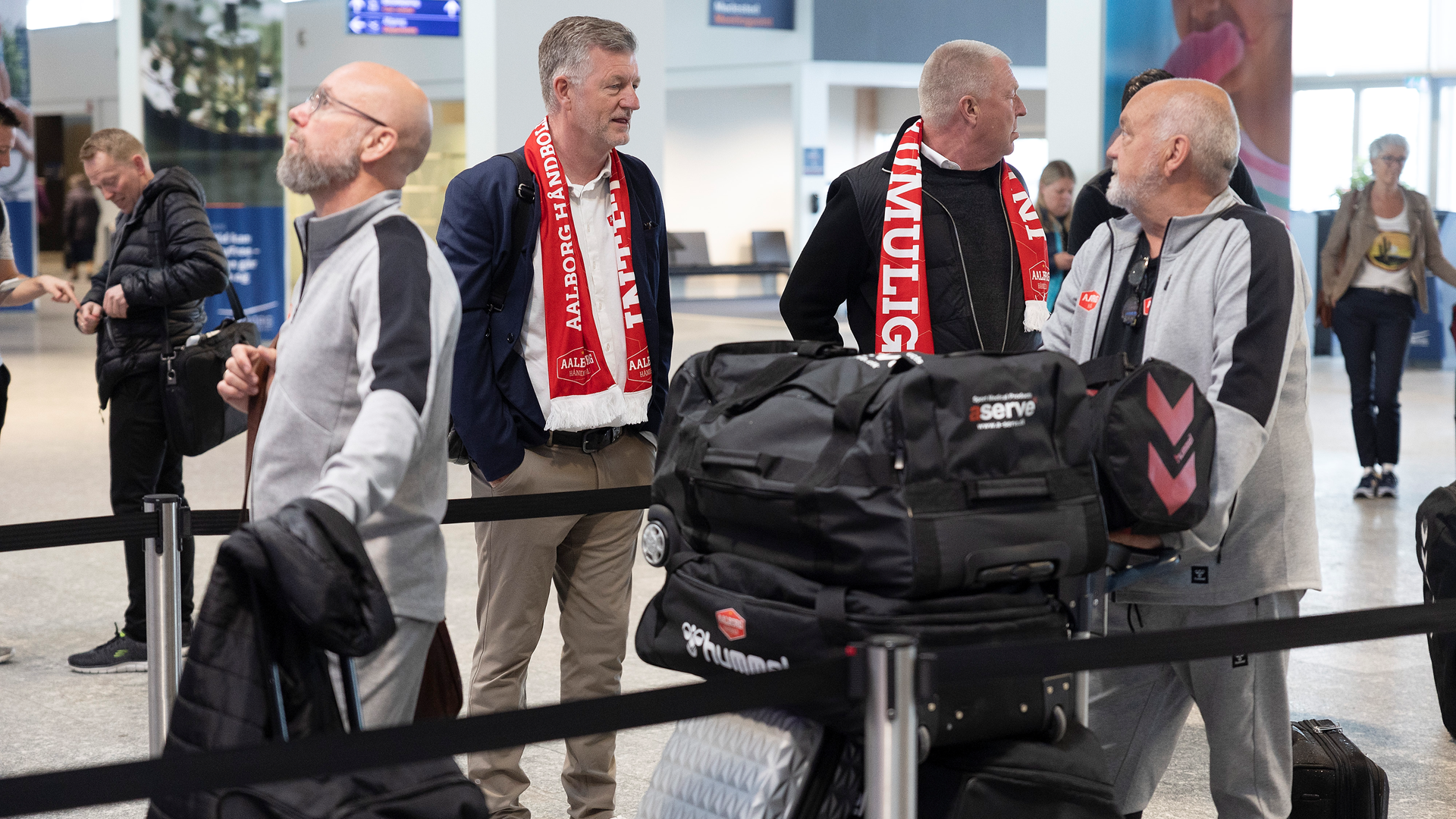 Jan Larsen og Aalborg Håndbold er her samlet i Aalborg Lufthavn for at rejse til Veszprem i Ungarn, hvor den første af to Champions League-kvartfinaler blev spillet 12. maj 2022. Foto: Claus Søndberg