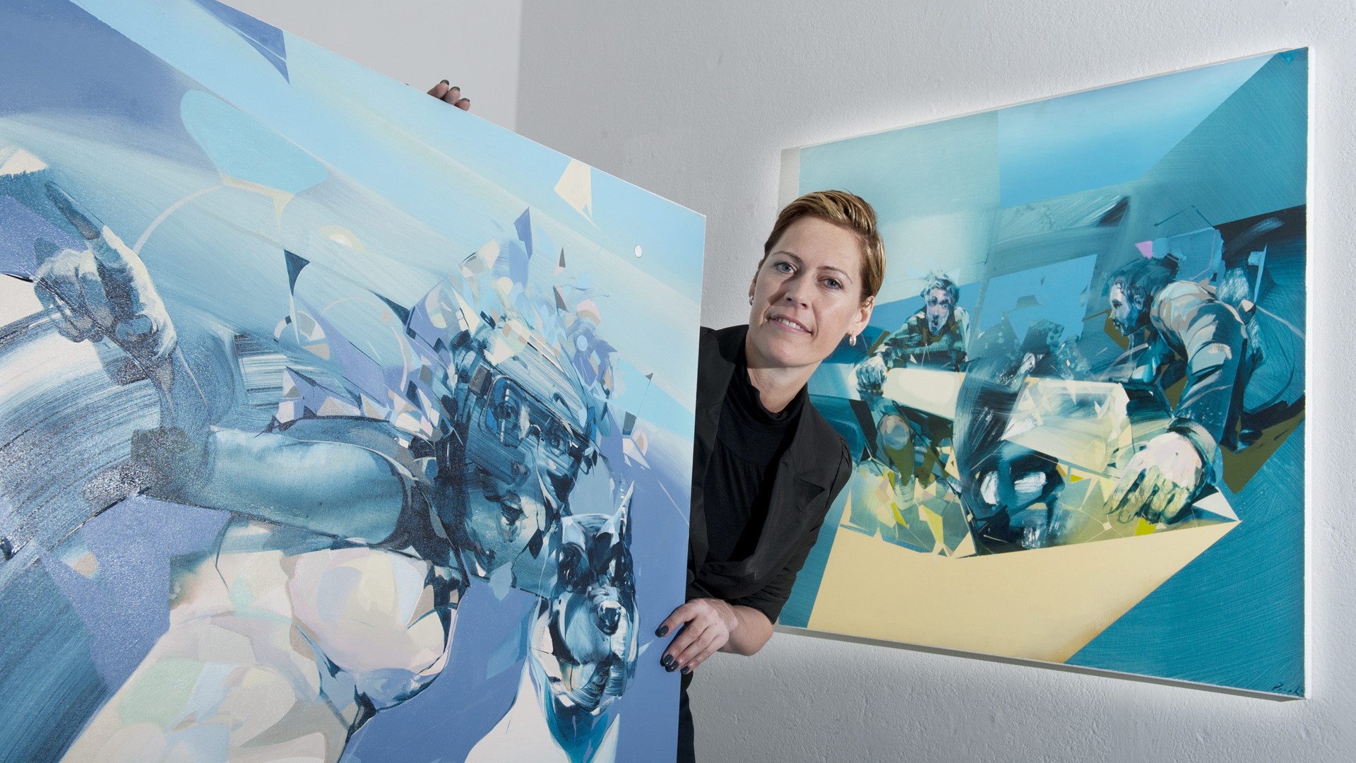 Lene Kirk i 2012 med værker af den nu afdøde polske kunstner Robert Proch. Hun mødte ham allerede, da han var 19 og inden karrieren for alvor tog fart. Arkivfoto: Grete Dahl
