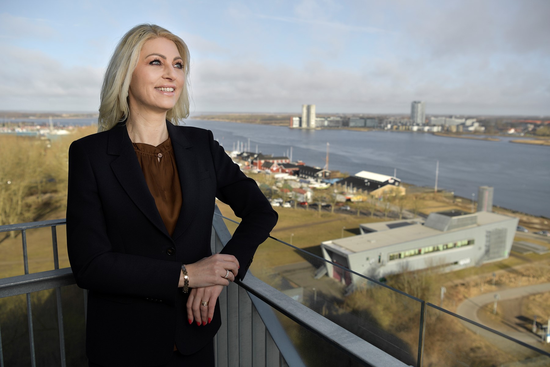 Fra sin lejlighed kigger Maja Torp ud over Aalborg, hvor hun sidder i byrådet. Foto: Claus Søndberg.
