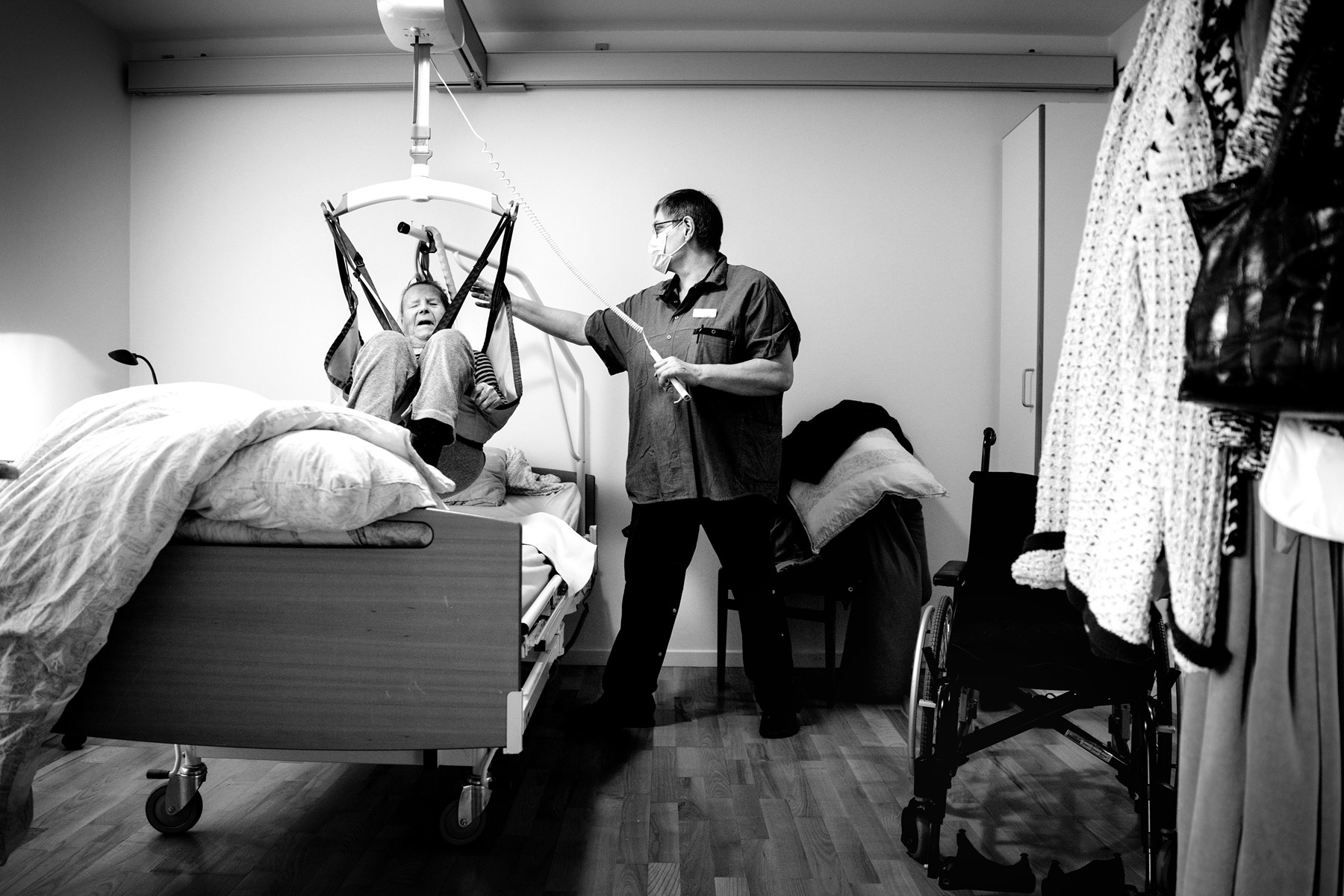 Susanne Sørensen gør Gerda klar til dagen: Hun bliver skiftet, vasket, får rent tøj på og håret bliver sat. Foto: Torben Hansen
