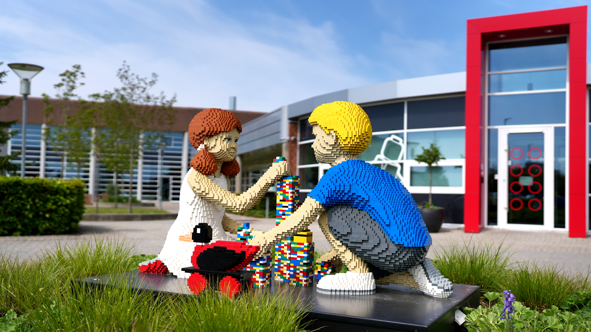 LEGO gennemsyrer Billund by og ikke mindst området omkring hovedkontoret. Til højre i billedet er det indgangen til kontoret, og i venstre side ses fabrikken. Foto: Caroline Bundgaard