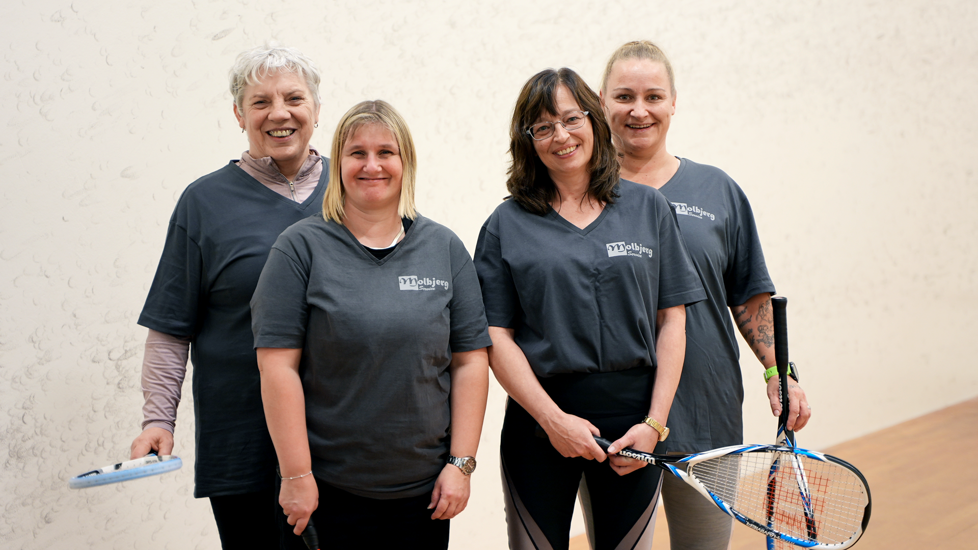- Det vigtigste er, at vi får svedt og grint, siger 62-årige Birthe om den ugentlige squash-træning med kollegaerne. Foto: Caroline Bundgaard.