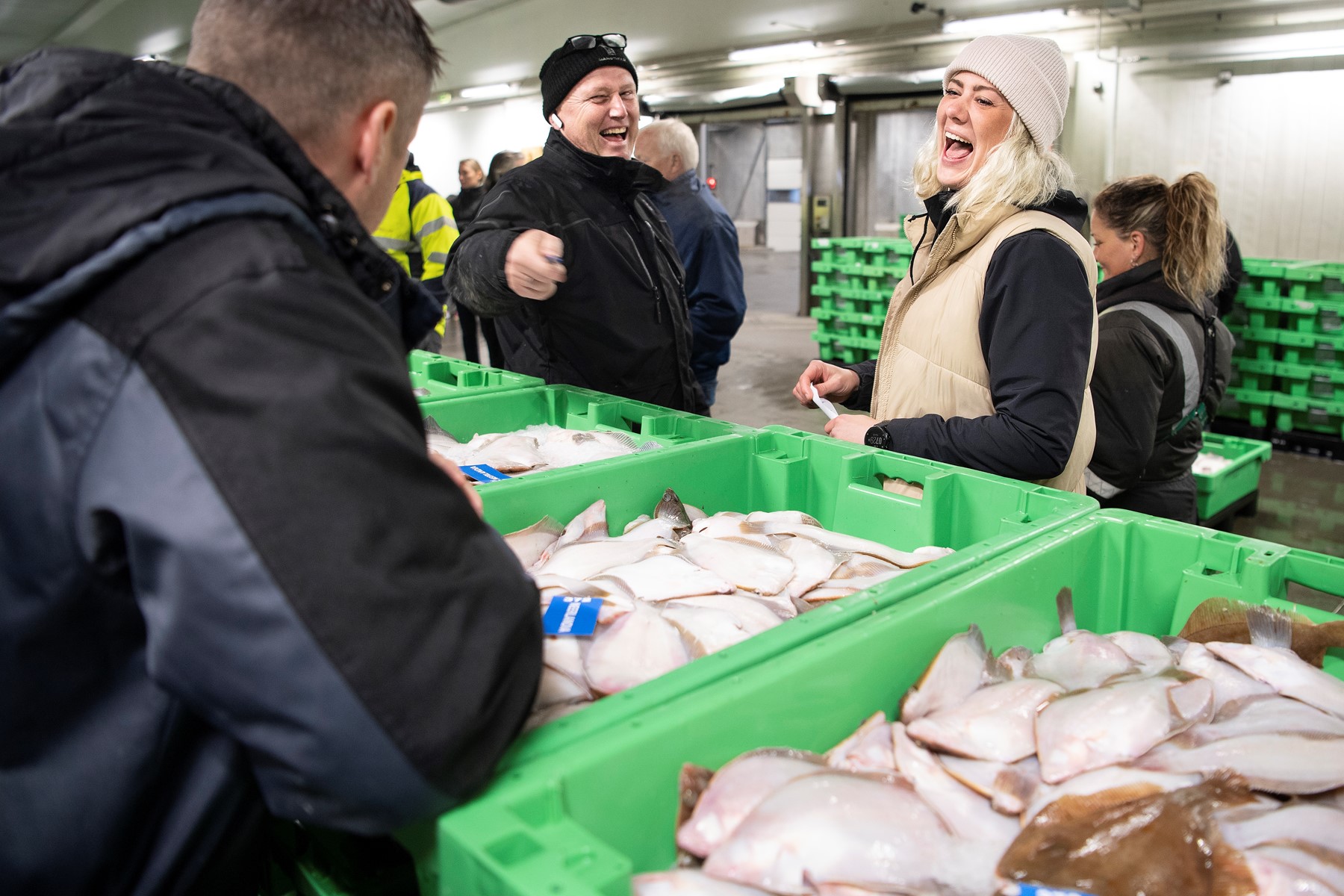 På fiskeauktionen er man koncentreret, men Emilie Kjærgaard forsøger at lette stemningen.  Foto: Claus Søndberg.