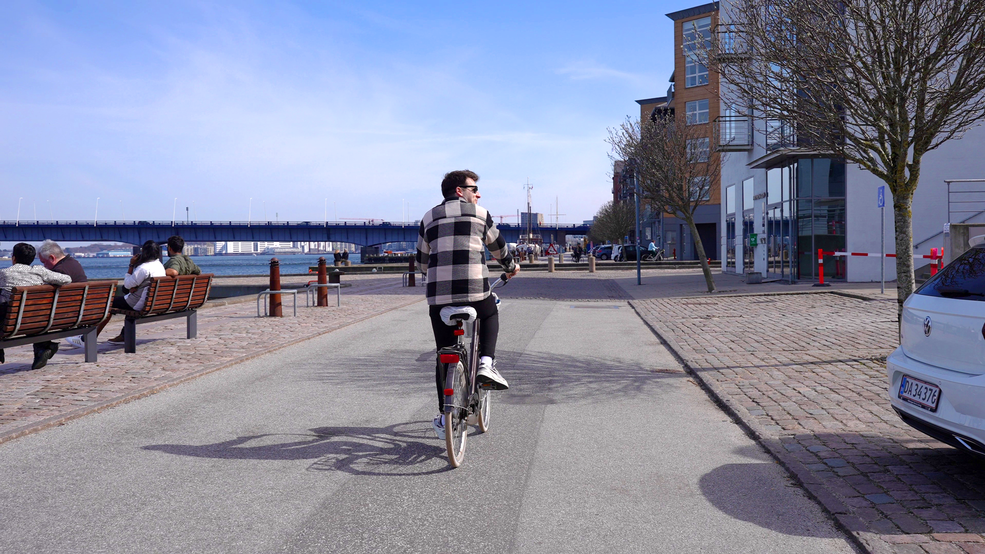 Cykelkulturen er stadig noget af det, som Cristian Goga sætter mest pris på i Danmark. Han peger også på det flade hierarki og muligheden for at blive det, man brænder mest for. Foto: Caroline Bundgaard