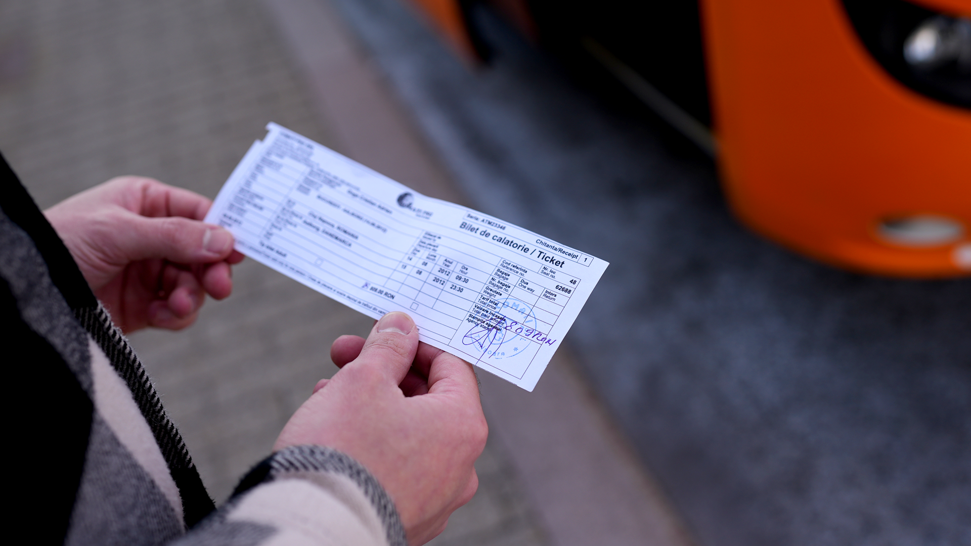 Cristian Goga har gemt sin busbillet fra Baia Mare til Aalborg fra sommeren 2012. Bussen punkterede undervejs, så rejsen varede 39 timer. Foto: Caroline Bundgaard