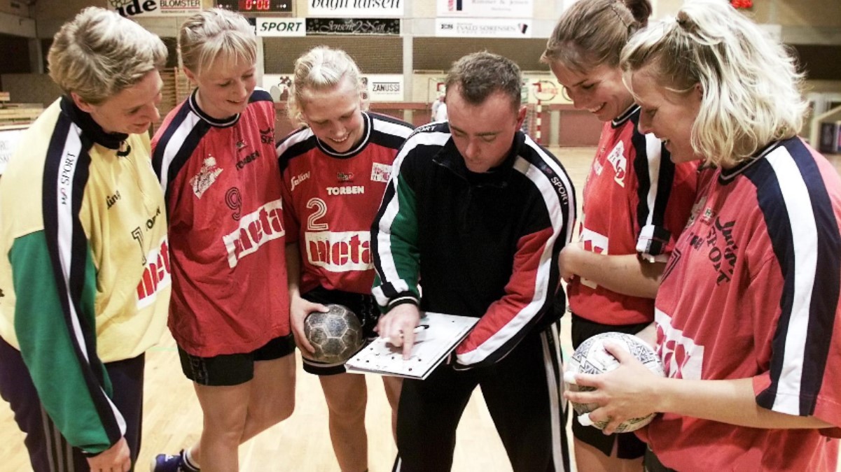 Stefan Madsen giver instrukser til spillerne i sit første cheftrænerjob hos Aalborg HS. Arkivfoto: Claus Søndberg