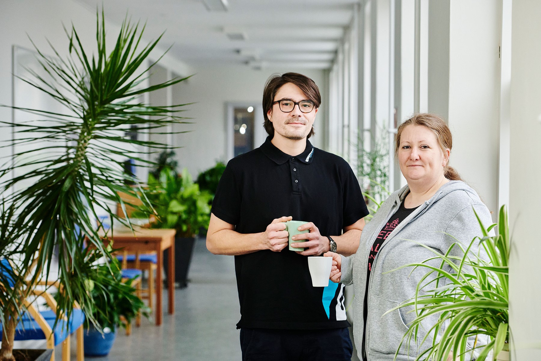 Virgil og Monica får undervisning i dansk i arbejdstiden. Foto: Svenn Hjartarson