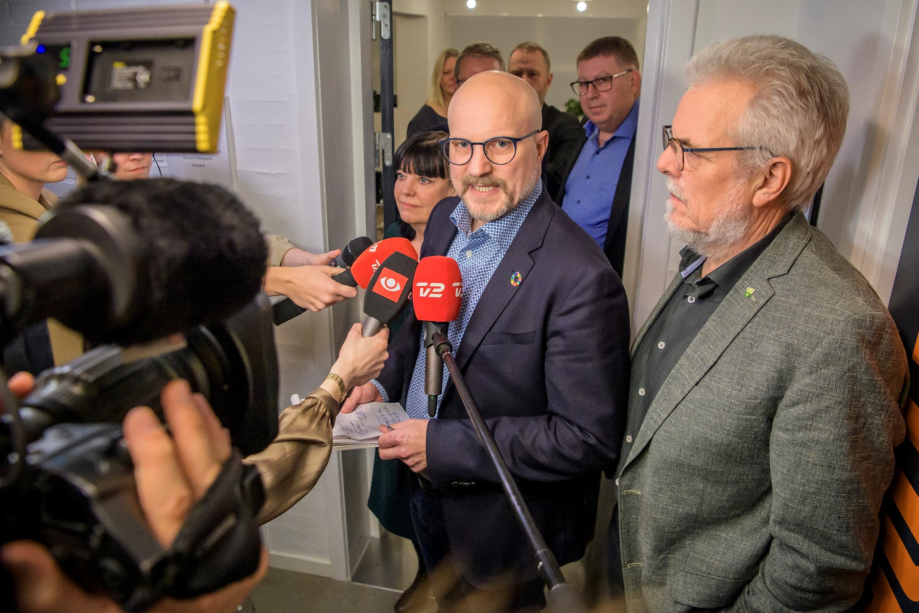 Jesper Greth på valgaftenen 16.november 2021. Til højre er det Leon Sebbelin som måtte afgive borgmesterposten. Arkivfoto: Martin Damgård