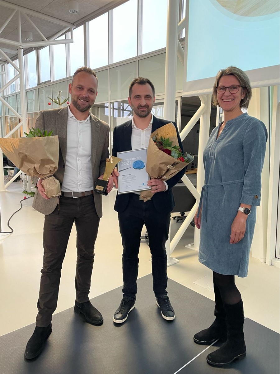 Lasse Hald og Daniel Urbaniak modtog prisen af Mette Green Clausen. Foto: Hjørring Erhvervscenter